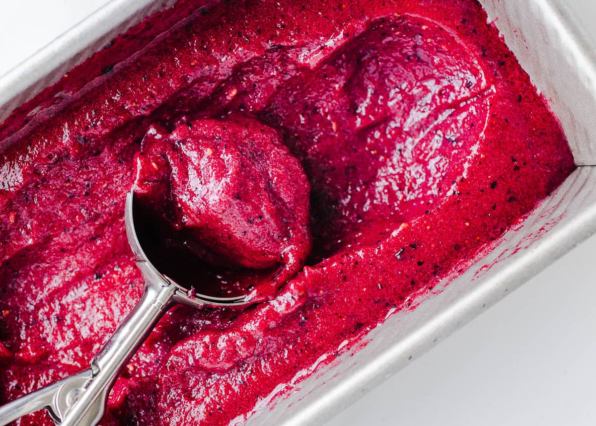 Bogyós gyümölcs sorbet | Swirl by CREAMi Recept