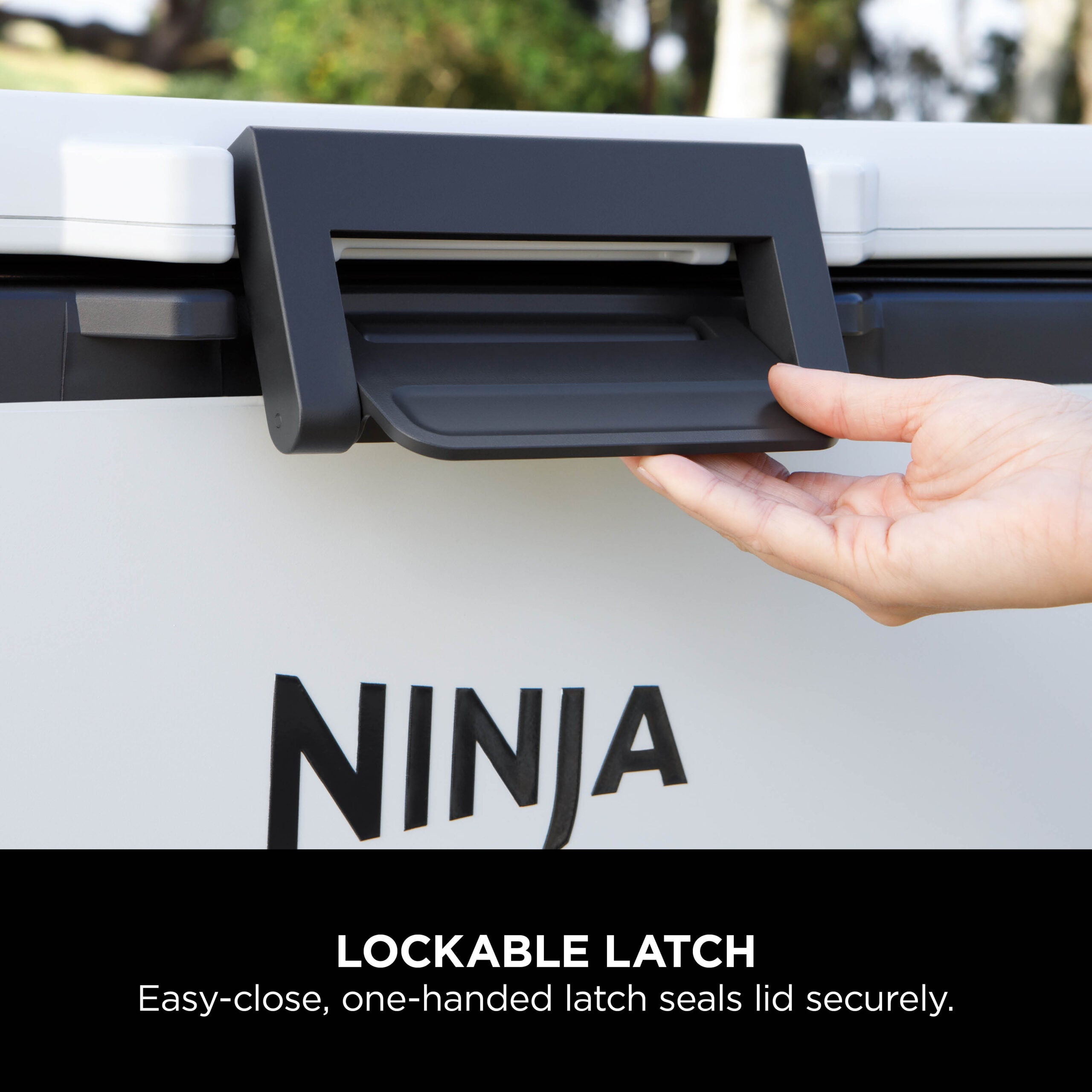 Ninja FB230EUWH Frost Vault Kolieskový chladiaci box – 28L – Biela